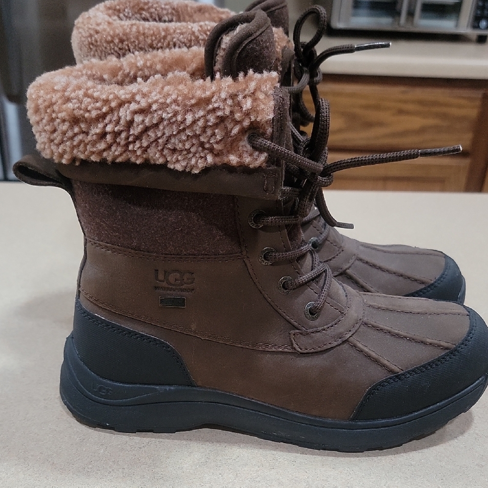 UGG Women's Brown Lace-Up Shearling Cuffed Winter Boots